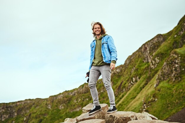 Explorando la belleza de la naturaleza Foto de un hombre guapo que viaja al aire libre