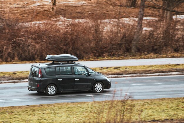 Foto explorando en un cómodo coche familiar con una espaciosa caja de techo