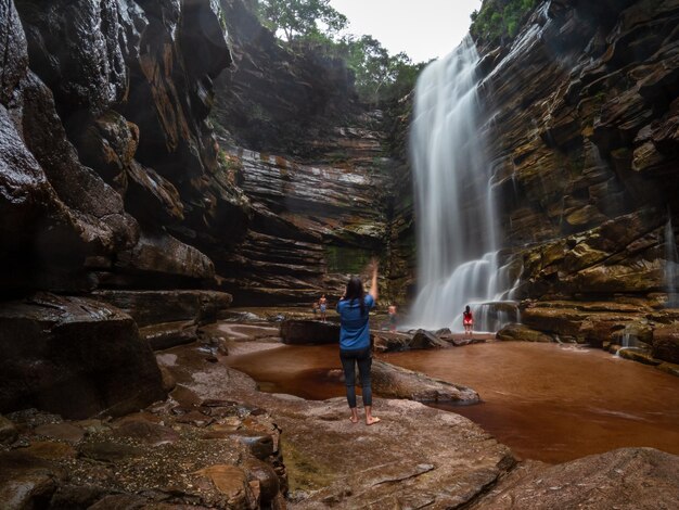 Foto explorando la majestuosa cascada en un desierto sereno