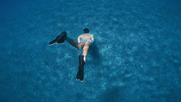 Explorando el océano bajo el agua con máscara y aletas