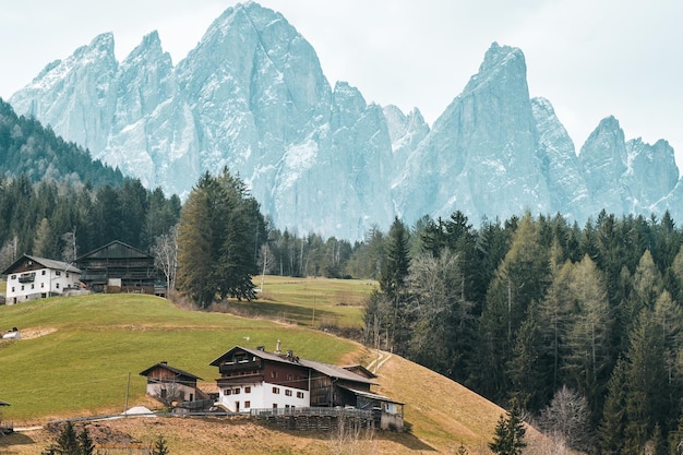 Explorando un pueblo de montaña en los majestuosos Alpes italianos Anidado en un impresionante paisaje de montaña Encanto idílico Destino de viaje