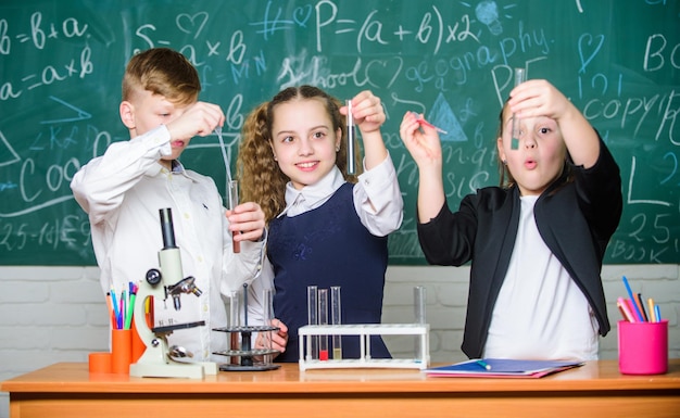 Explorar es tan emocionante La reacción química ocurre cuando una sustancia se transforma en nuevas sustancias Los alumnos estudian química en la escuela Los niños disfrutan de los experimentos químicos La sustancia química se disuelve en otra