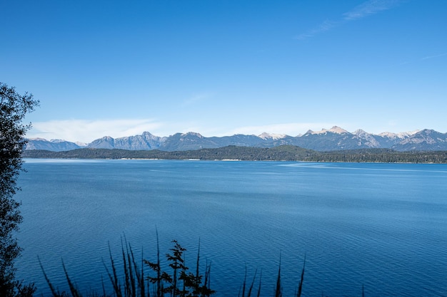 Explore la belleza etérea de Nahuel Huapi, donde el lago prístino se entrelaza con bosques verdes y picos imponentes