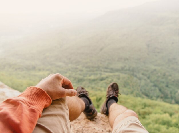 Foto explorer sentado nas montanhas