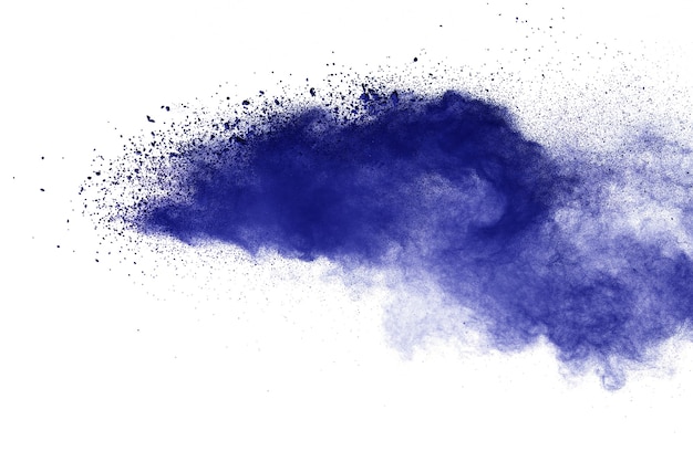 Foto explosão de pó azul isolada no branco