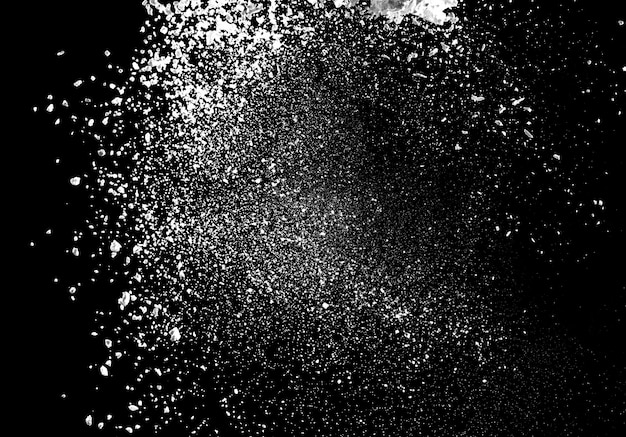 Explosão de pó branco isolado no fundo preto para recursos gráficos