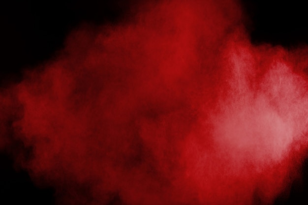 Explosão de pó de cor vermelha em preto
