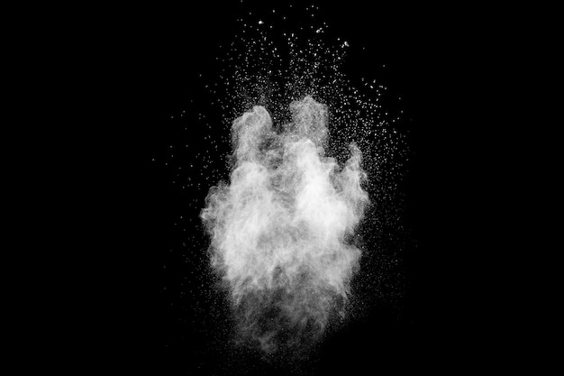 Explosão de pó de talco branco na superfície preta