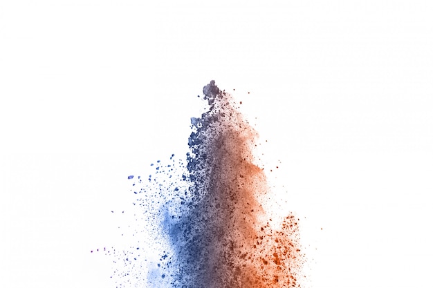 Foto explosão de pó multicolor em fundo branco.