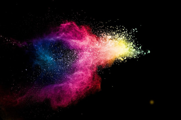 Explosão de pó multicolorido abstrato em fundo preto.