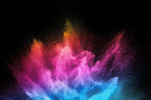 Foto explosão de pó multicolorido em fundo preto lançou partículas de poeira coloridas espirrando
