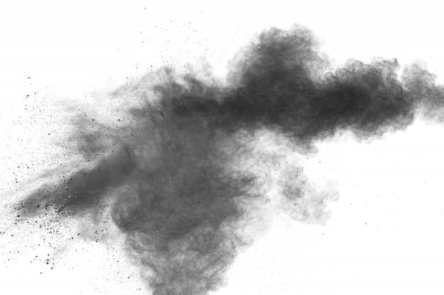 Explosão de pó preto sobre fundo branco. Nuvem de partículas de poeira de carvão.