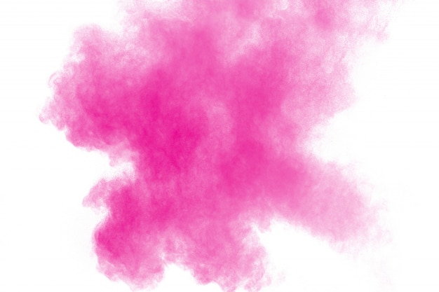 Explosão de pó rosa abstrata sobre fundo branco. congelar o movimento de poeira rosa respingada.