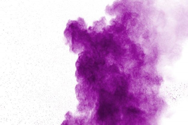 Explosão de pó roxo abstrata em branco