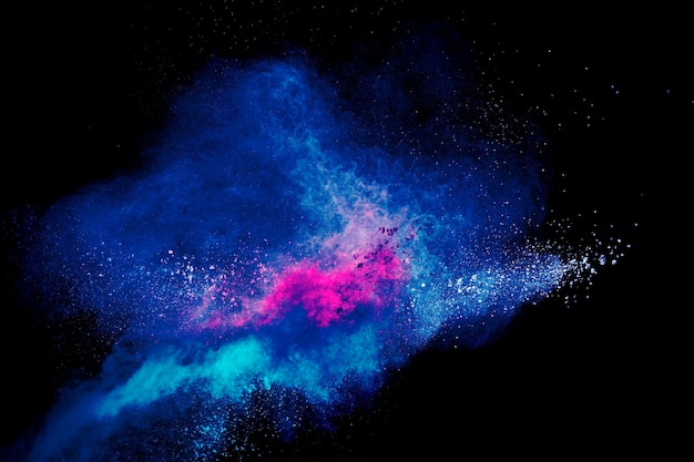 Explosão de poeira abstrata azul-rosa sobre fundo preto.