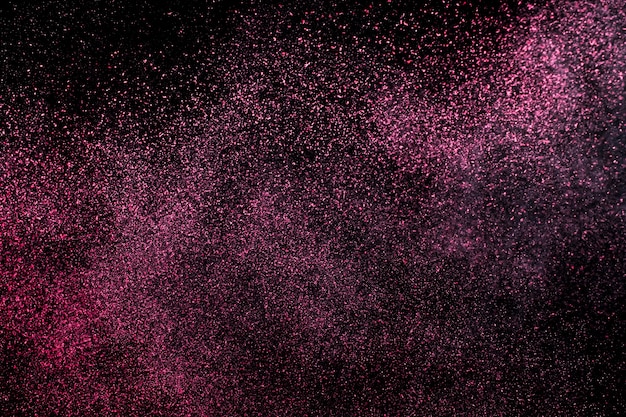 Foto explosão de poeira em um fundo preto para recursos gráficos.