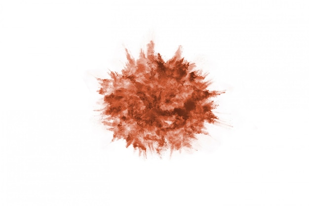 Foto explosão do pó da cor de brown no fundo branco.