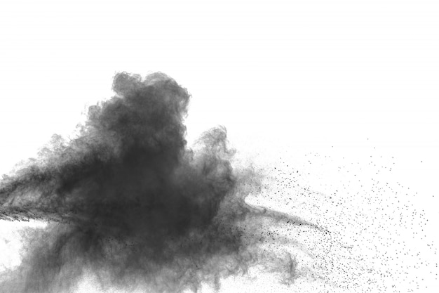 Explosão do pó preto no fundo branco. respingo de partículas de poeira preto.