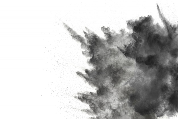 Explosão do pó preto no fundo branco. Respingo de partículas de poeira preto.