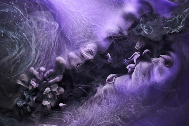Explosão subaquática de tinta acrílica de fundo abstrato de fumaça multicolorida lilás roxa