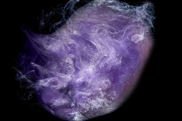 Explosão subaquática de tinta acrílica de fundo abstrato de fumaça multicolorida lilás roxa