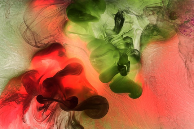 Explosão subaquática de tinta acrílica de fundo abstrato de fumaça vermelha verde