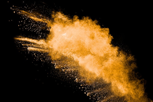 Explosión abstracta de polvo de naranja sobre fondo negro. Congelar movimiento de salpicaduras de polvo de naranja.