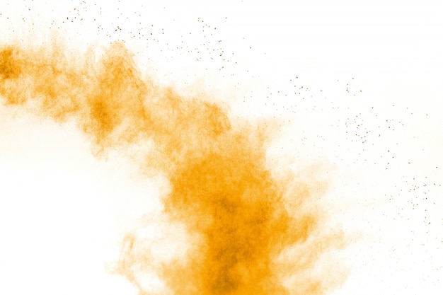 Explosión anaranjada abstracta del polvo en el fondo blanco.