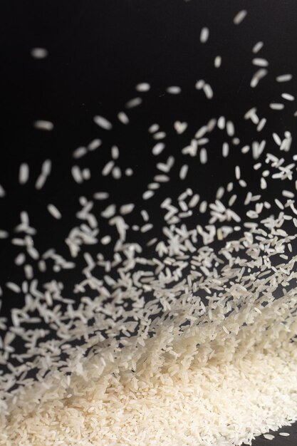 Foto explosión de arroz volador japonés arroz de grano blanco explota mosca de nube abstracta