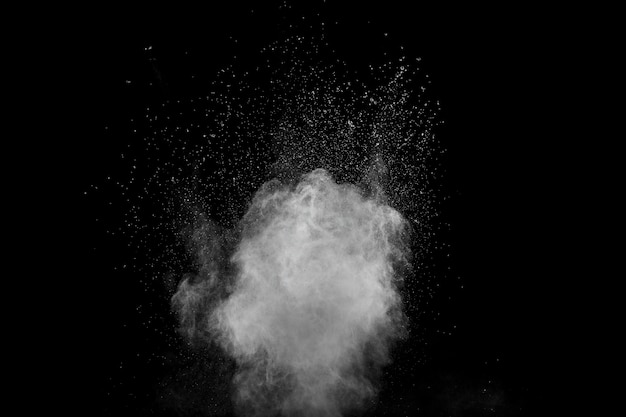 Explosión blanca abstracta del polvo. Residuos de polvo blancos en fondo negro.