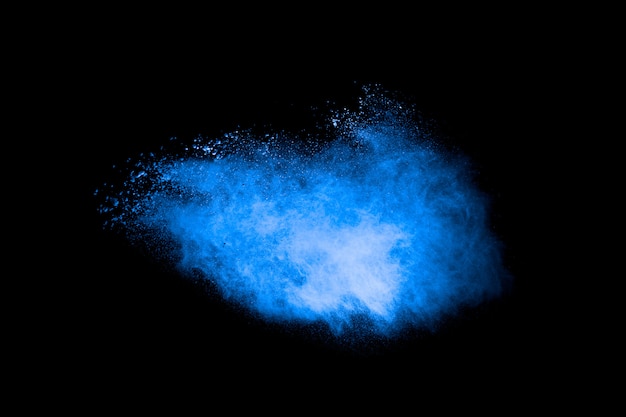 Explosion blauer Staubpartikel.