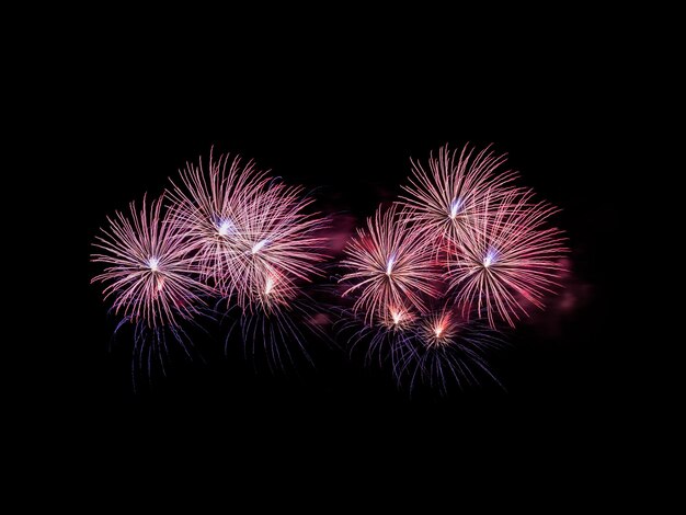 Explosión de coloridos fuegos artificiales en el festival anual de fondo