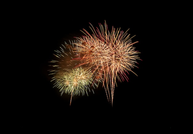 Explosión de fuegos artificiales de colores en festival anual
