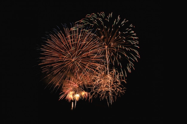 Explosión de fuegos artificiales de colores en festival anual