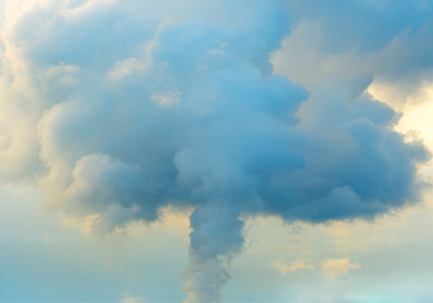 Explosión nuclear en el fondo del cielo