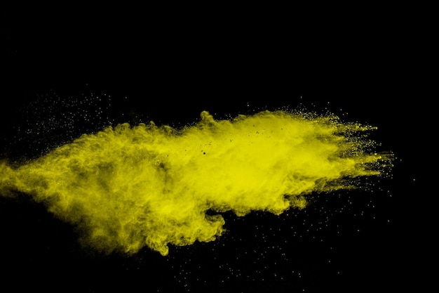 Explosión de polvo amarillo sobre fondo blanco Congelar movimiento de salpicaduras de partículas de polvo amarillo