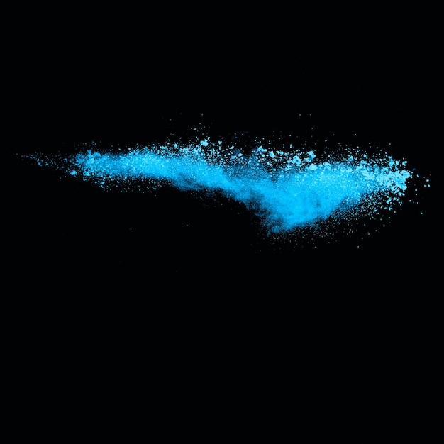 Explosión de polvo azul sobre fondo negro Congelar movimiento de salpicaduras de polvo de color