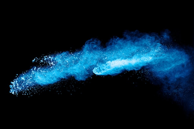 Explosión de polvo azul sobre fondo negro