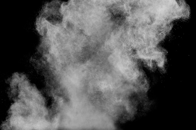 Explosión de polvo blanco abstracto. Ruina de polvo blanco aislada en fondo negro.