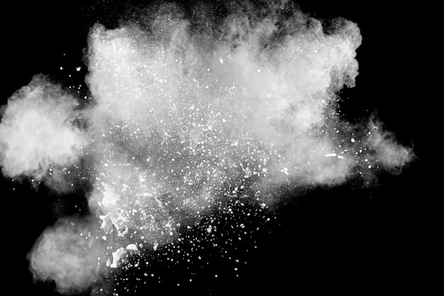 Explosión de polvo blanco Formaciones abstractas en fondo oscuro