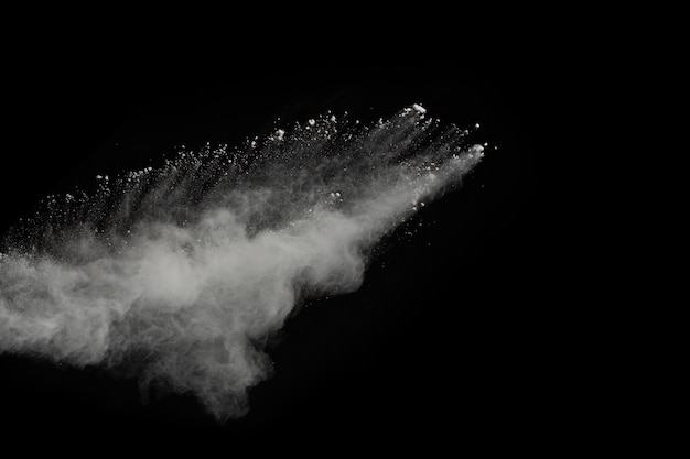 Explosión de polvo blanco sobre fondo negro.