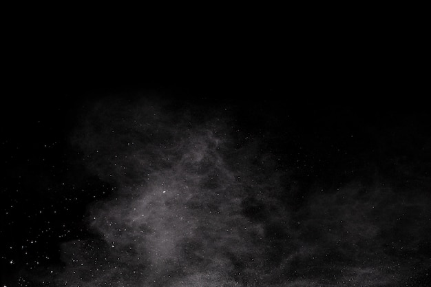 Explosión de polvo blanco sobre fondo negro.