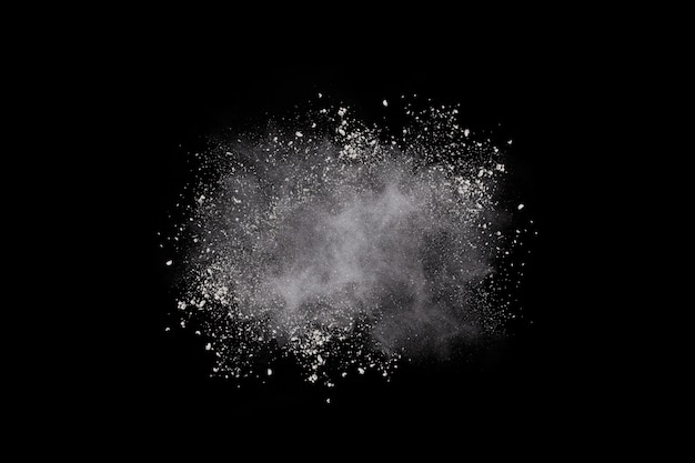 Explosión de polvo blanco sobre fondo negro.