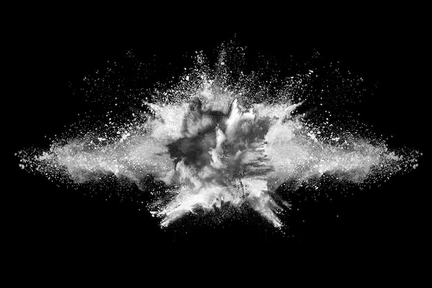 Explosión de polvo blanco sobre fondo negro