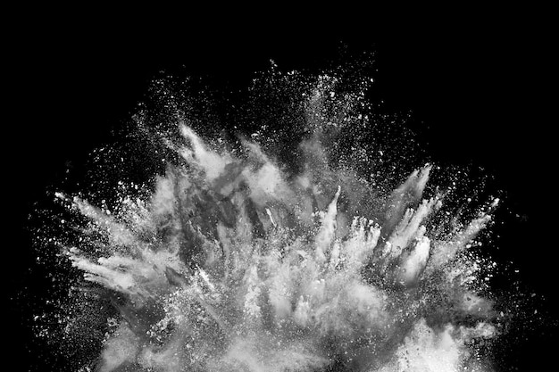 Explosión de polvo blanco sobre fondo negro