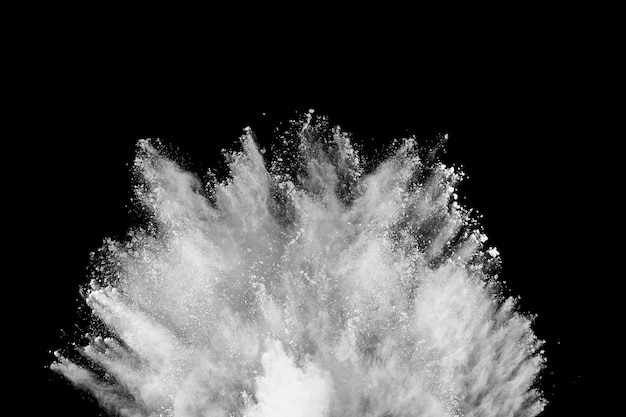 Foto explosión de polvo blanco sobre fondo negro