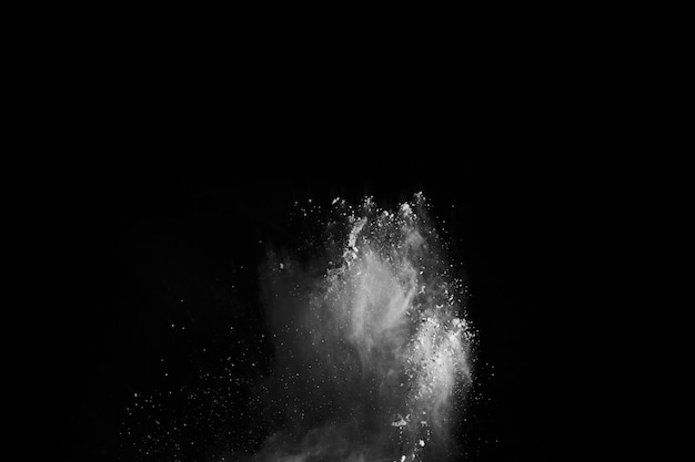 Explosión de polvo blanco sobre fondo negro.