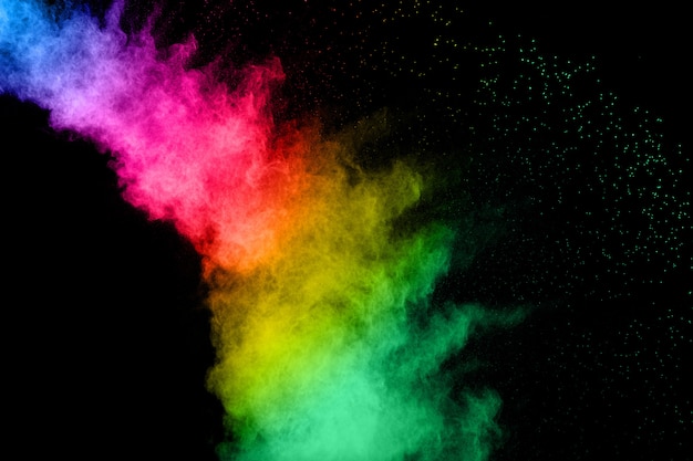 Explosión de polvo de color abstracto sobre fondo negro