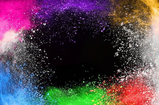 Explosión de polvo de color abstracto sobre un fondo negro