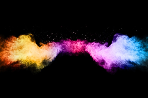 Explosión de polvo de color abstracto sobre un fondo negro